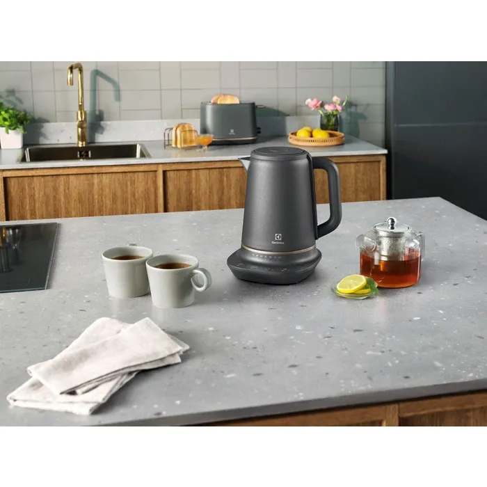 Електрочайник Electrolux E7K1-6BP